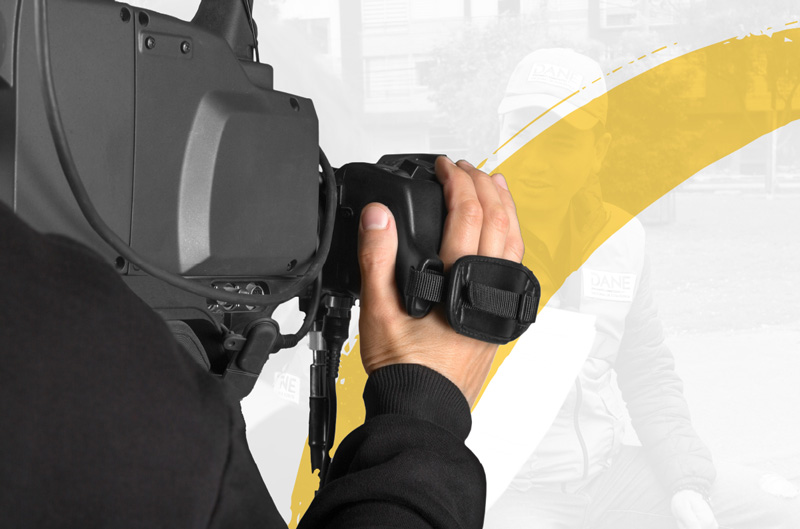 Cámara de video profesional. En el fondo blanco con opacidad sobre la imagen de un encuestador 